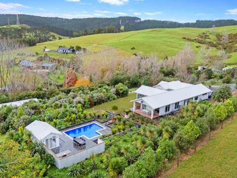 Helensville 6部屋 Home & Income & A Large Workshop, Fantastic Views
