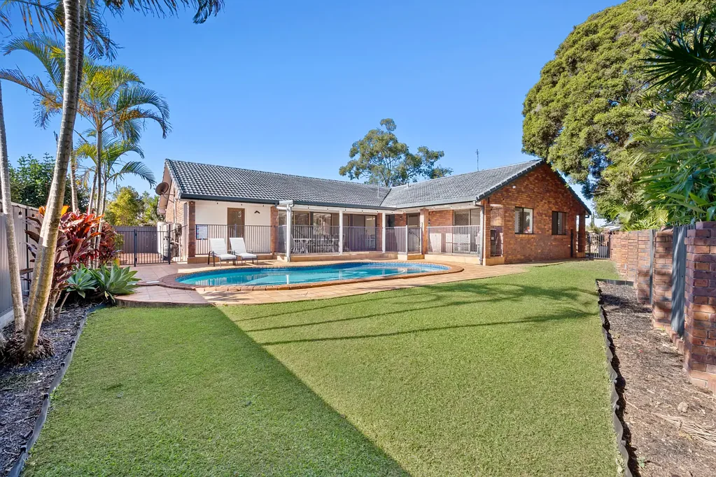 Ashmore 4 Bedroom Charming Family Residence - Tranquil Living in One of Ashmore's Most Sought- After Streets