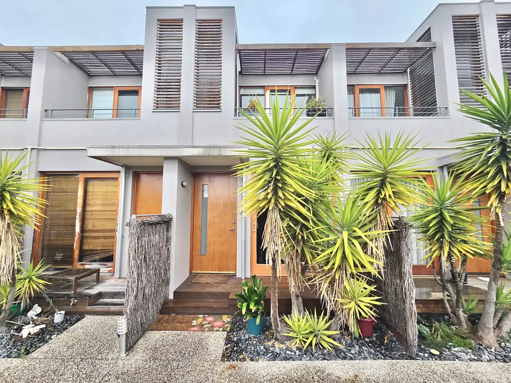 Stylish Townhouse Living in Caulfield North