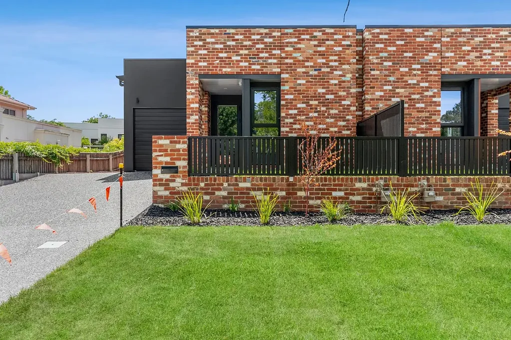 Single level modern luxury home!