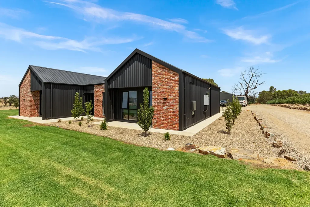 Gumly Gumly 4 Bedroom YOUR DREAM HOME AWAITS: LUXURY, DESIGN AND VERSATILITY COMBINED