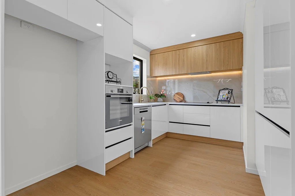 Manurewa 3房  "Style, Space & Security Combined"