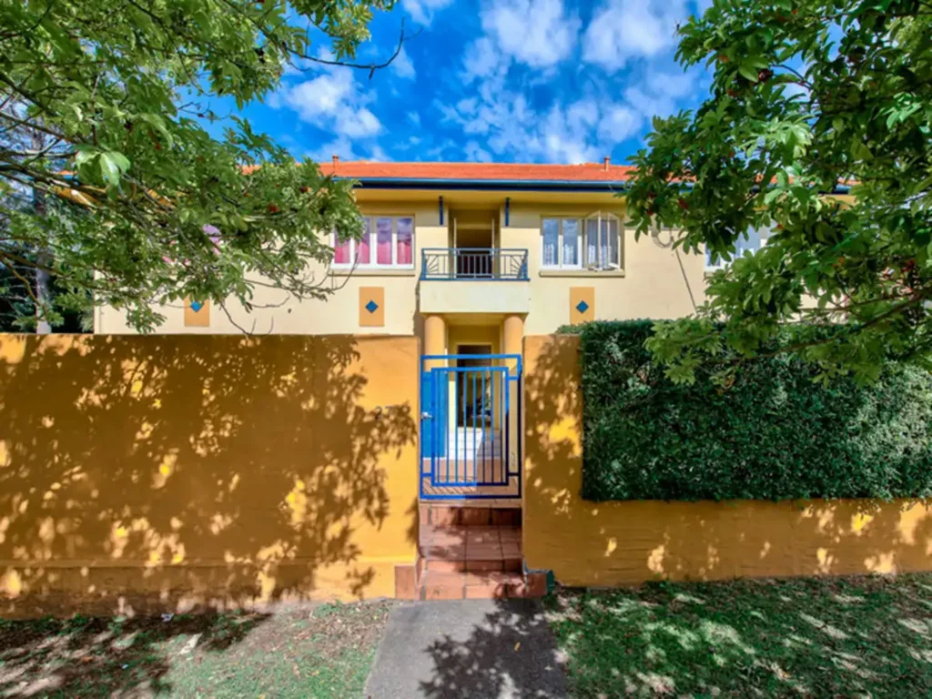 Top-Floor Studio Apartment – Prime Location Near West End & Public Transport!