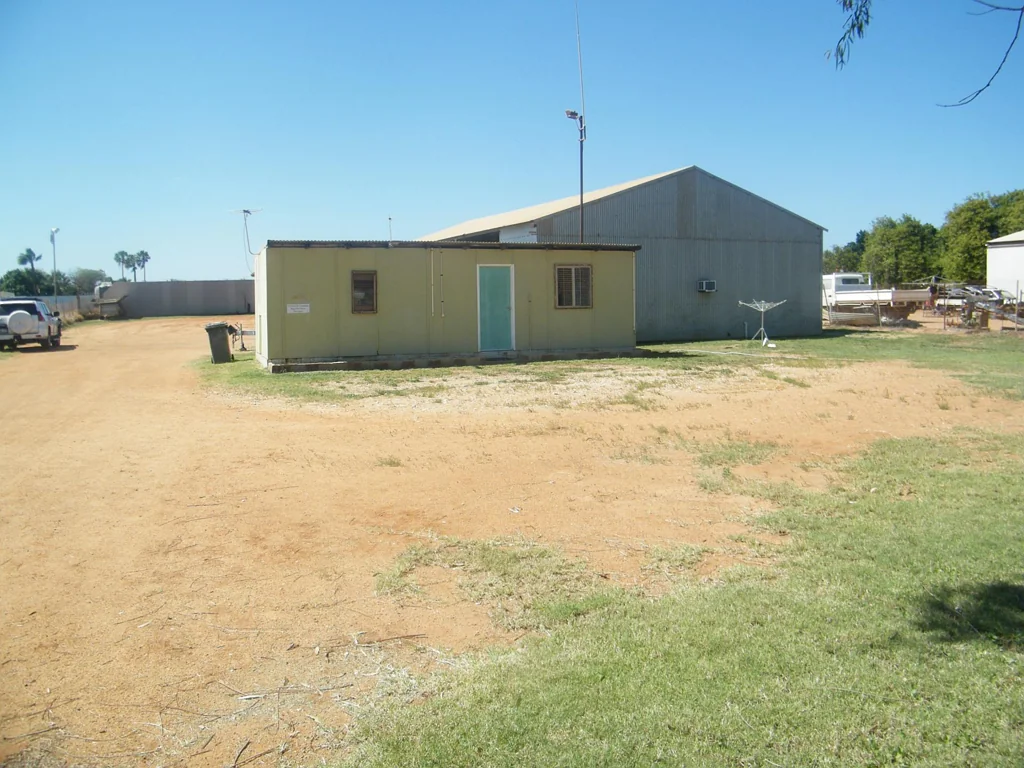East Carnarvon INDUSTRIAL BLOCK WITH LEASE BACK OPTION