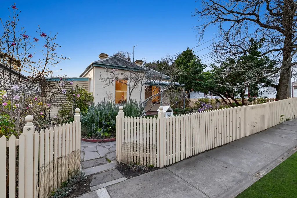 Hawthorn 4房 维多利亚式建筑 1880年历史 北向阳光充足 巷道停车位 现代舒适设施 精致石材厨房 主卧带步入式衣帽间 全高瓷砖浴室 繁华生活区域 电车火车站近 优质学区环绕 Corner Victorian Class with Contemporary Comforts