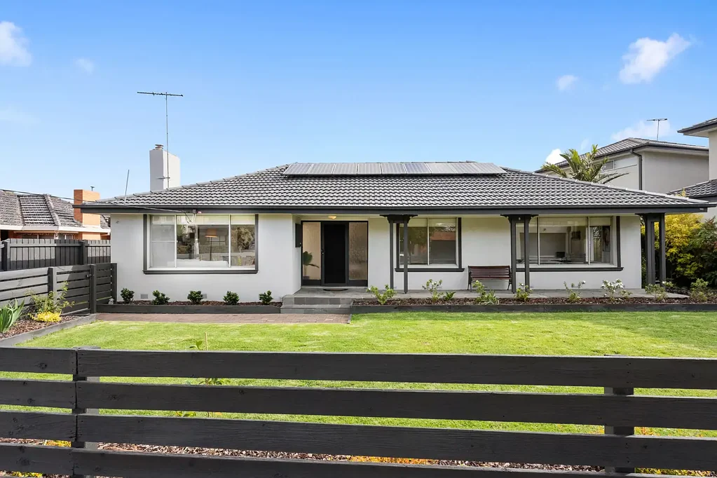 Keilor East 4房 四卧两卫单层  抛光地板自然光  Coonara壁炉  开放式厨房Bosch电器  私人后院休闲  主卧步入式衣帽间  中央供暖分体空调  太阳能电力  遥控车库直入  近Centreway学校休闲中心 Family favourite in a popular Keilor East pocket