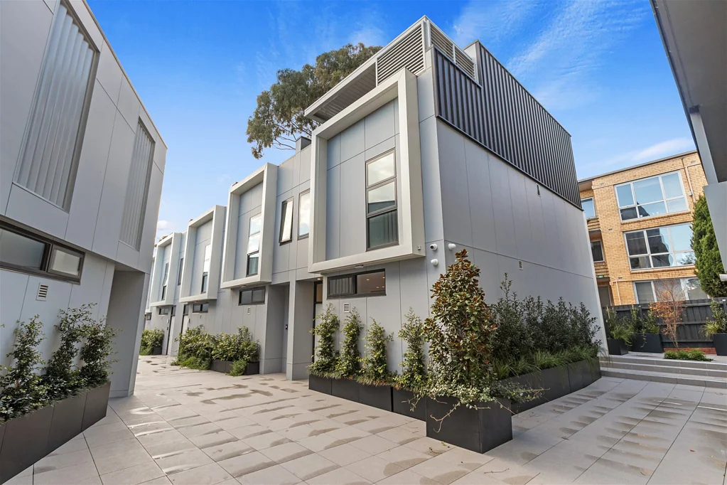 Toorak 3房 Toorak核心地段 现代联排别墅 全新高端装修 现代厨房石材台面 私密电梯露台 多媒体室 三车位车库 Brand New Move-In Ready Townhouse in Toorak- Available Now