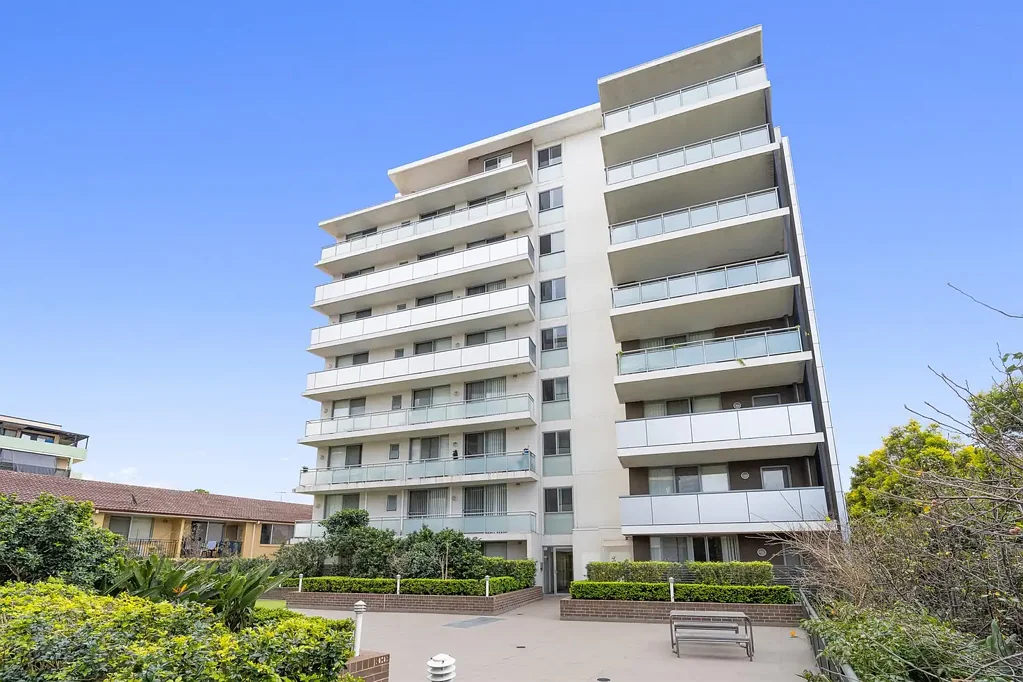 Warwick Farm 2房 优越位置 & 超大现代公寓 PRIME POSITION & SUPER-SIZED MODERN APARTMENT