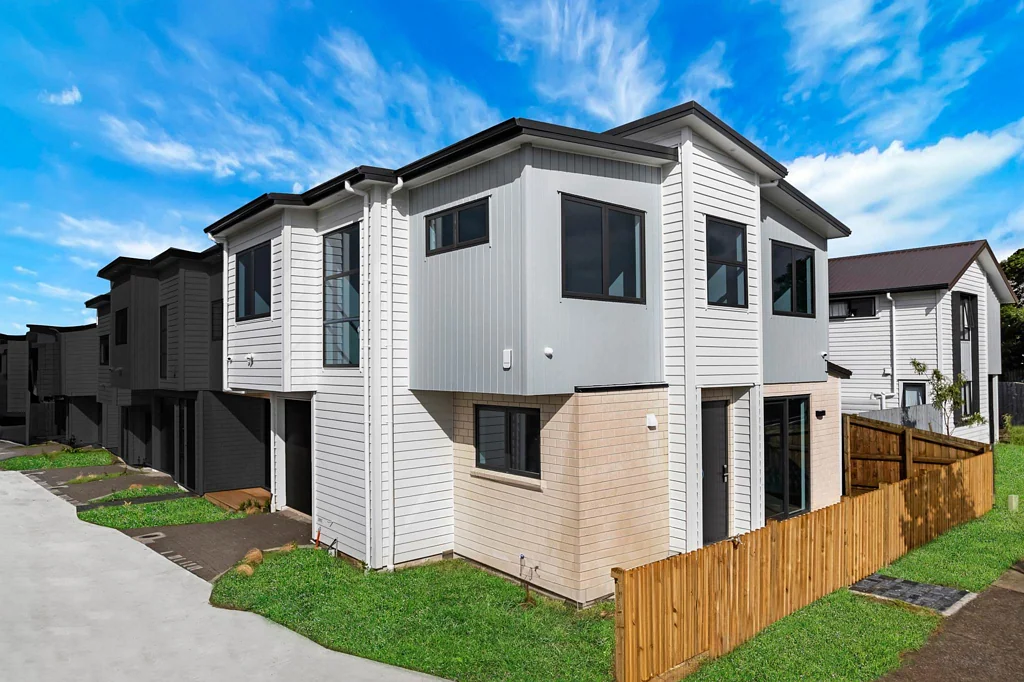 Mangere 5房 全新建筑师设计住宅！4-5卧永久产权户型可选，近医院/学校/商圈，坐拥海湾景致与顶级便利！ Elevated Luxury Living at 8 Friesian Drive