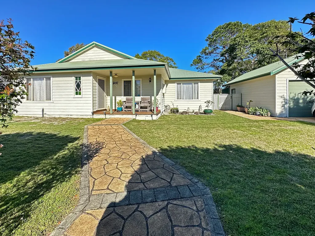 Tanilba Bay 4 Bedroom Character filled Family Home on Huge Block!