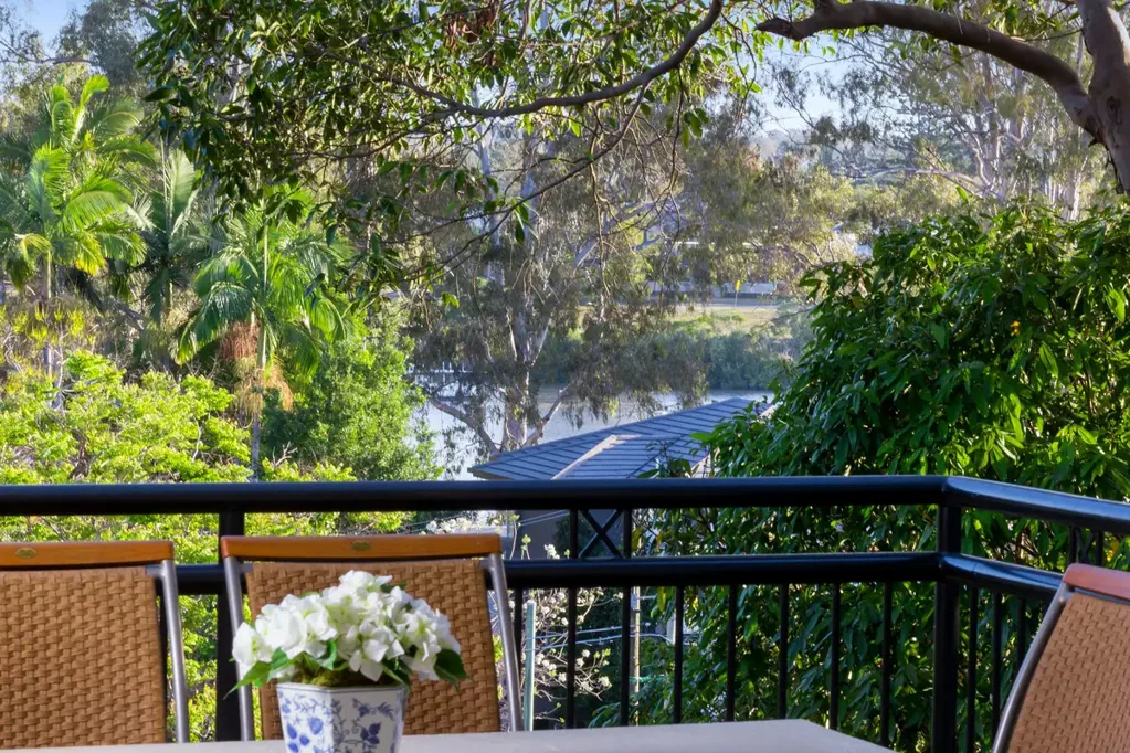 Indooroopilly 5房 Indooroopilly显赫街道 500sqm抬高地块 经典砖结构 五卧带Ensuite 高端Miele&Bosch厨房 河流景阳台 双车库太阳能 Elevated Family Living with River Glimpses in Prestigious Indooroopilly Enclave