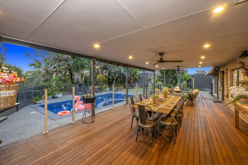 Bundaberg East 4कमरा Two Master Suites, Poolside Living & Your Own Bar