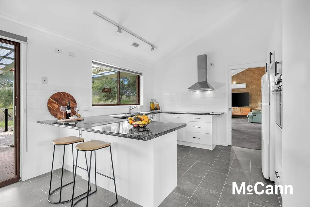 Chisholm 3房  Freshly updated, modern living, 1,113sqm block