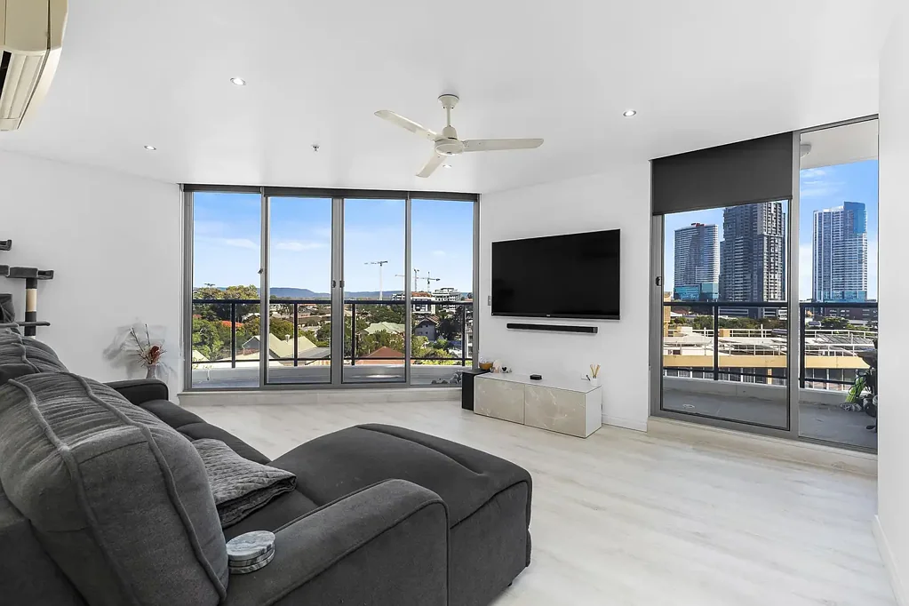 Southport 2房  BROAD WATER VIEWS, BREEZY LIVING