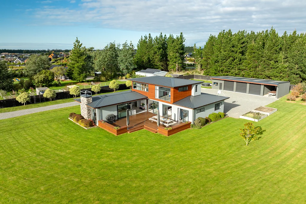 Swannanoa Superior lifestyle, superb sheds priced to sell