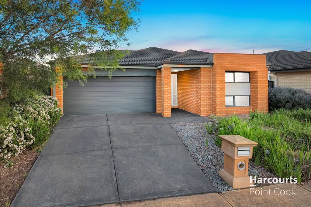 Point Cook 4Moenga Spacious 4 Bedroom Home in the Heart of Point Cook !!