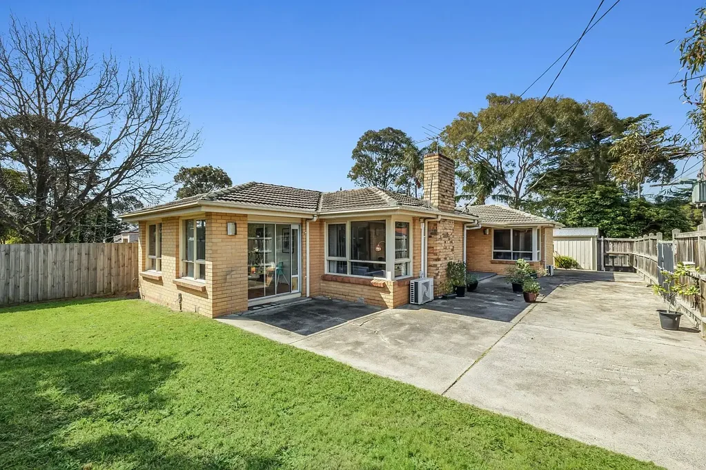 Dingley Village 3બેડરૂમ The Brief:
Approved Plans & Permits on Prime Corner Site with Street Frontage