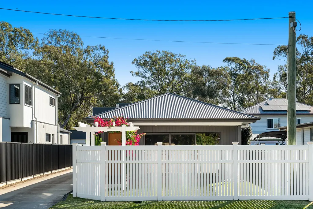 Tingalpa 4Kwarto The ultimate turnkey family starter - Near-new contemporary style in parkside Tingalpa