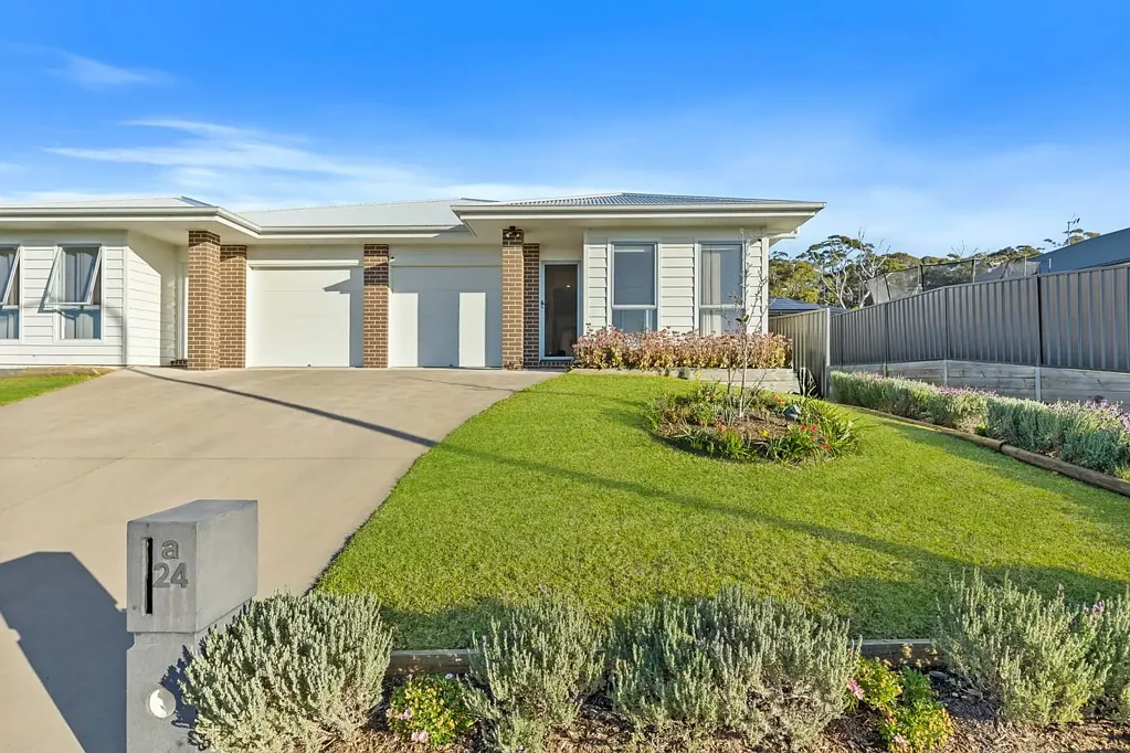 Burrill Lake 4Moenga Modern Coastal Living – Easy Lifestyle by the Lake and Beach