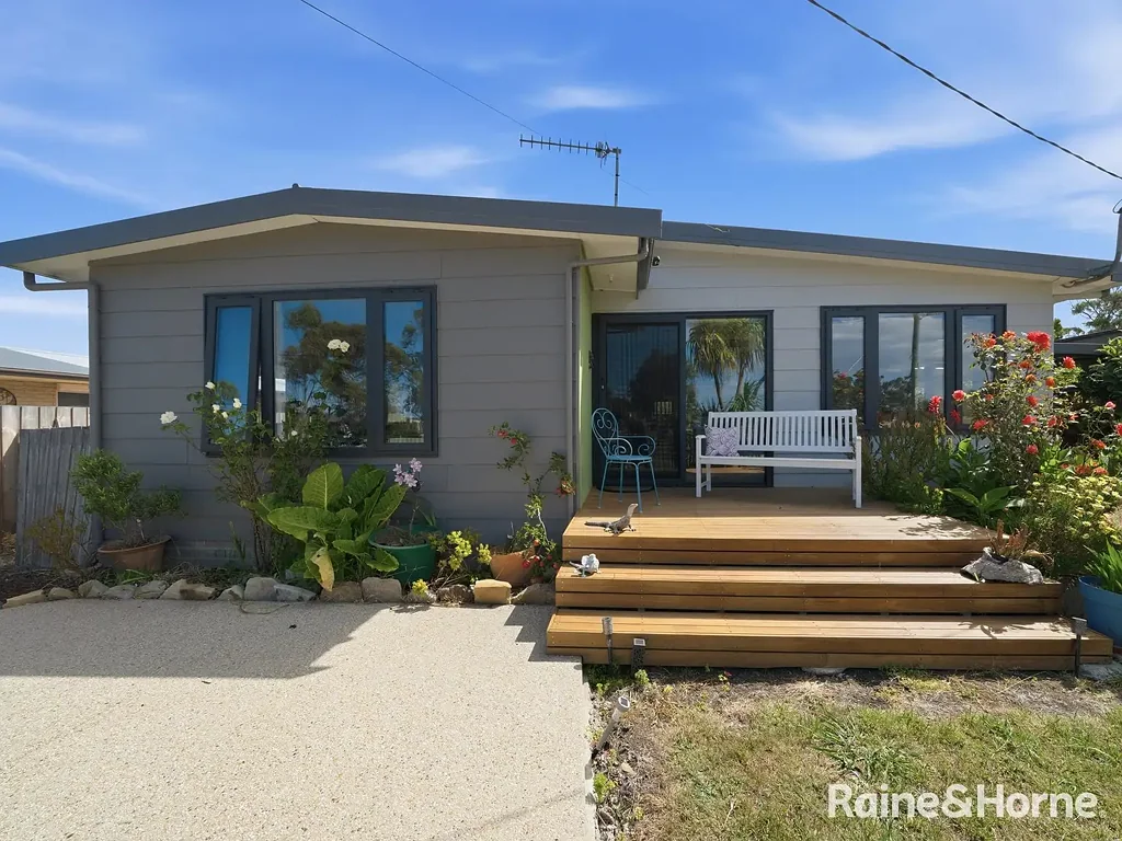 Triabunna 3 Bedroom Warm, Welcoming & Wonderfully Unique