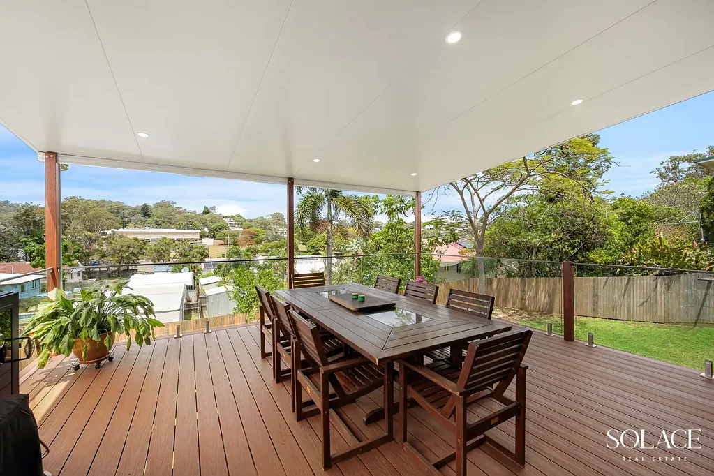 West Gladstone 2房  Charm, Character & a Deck You’ll Fall in Love With