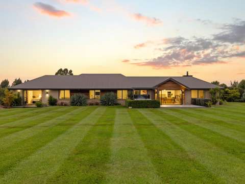 Darfield 4部屋 Sun-soaked, private and ready for family living
