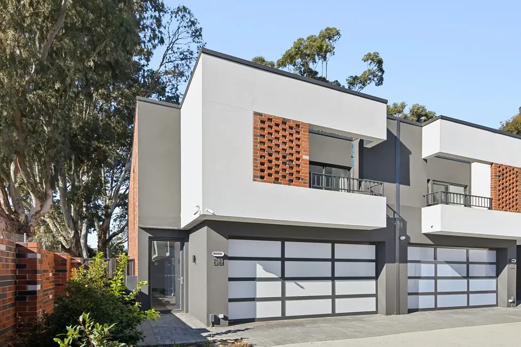 Leederville 3房  Leederville Lifestyle Meets Park-Side Privacy - Near New and Ready Now