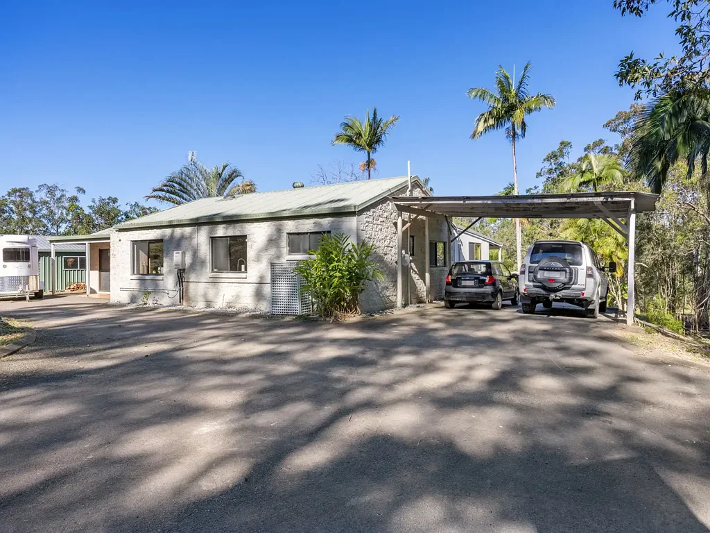 Landsborough 4房  Family Home with Pool, Sheds and Room for the Horses!