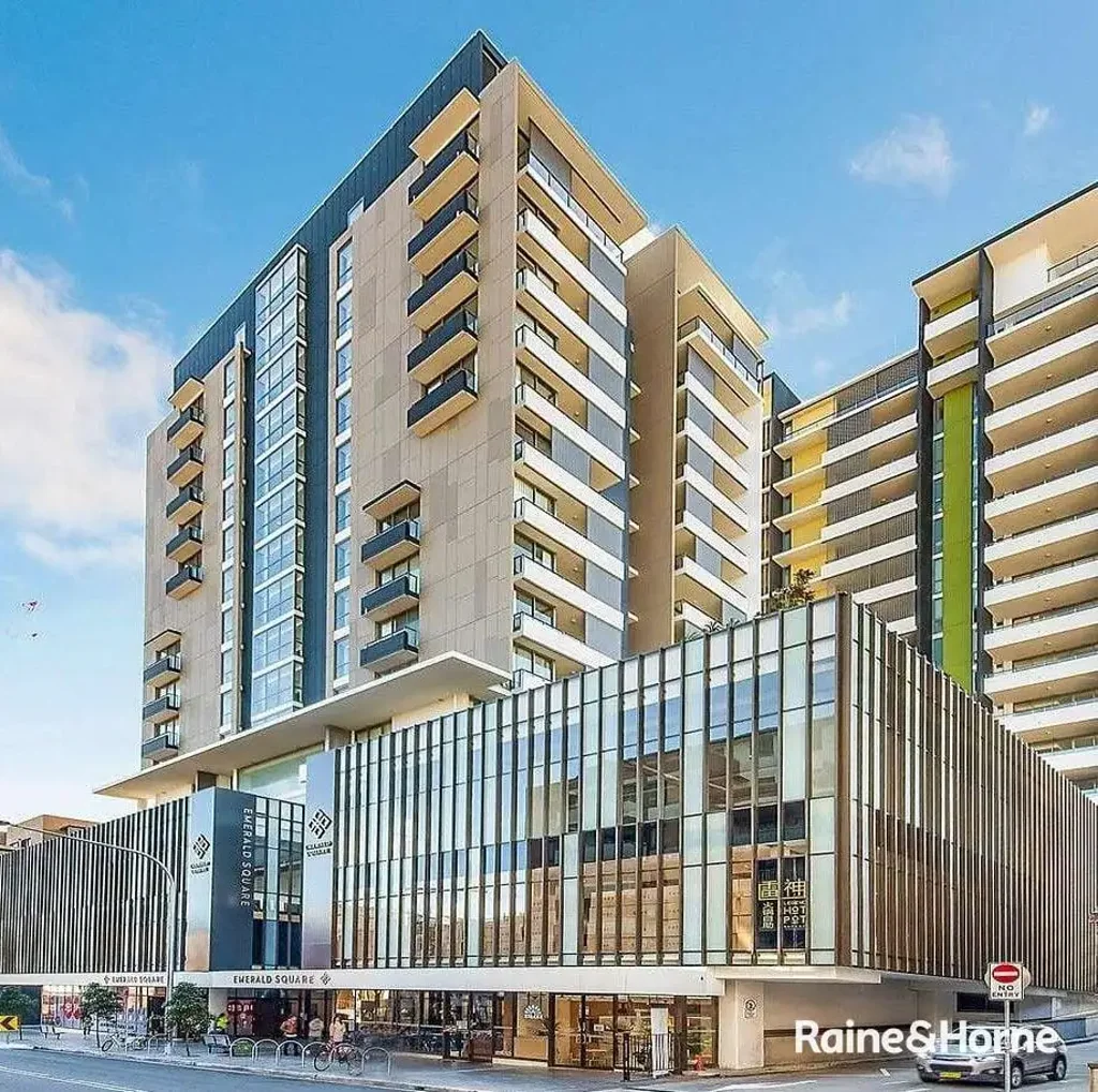 Stunningly Appointed, Near New 2b/r Apartment