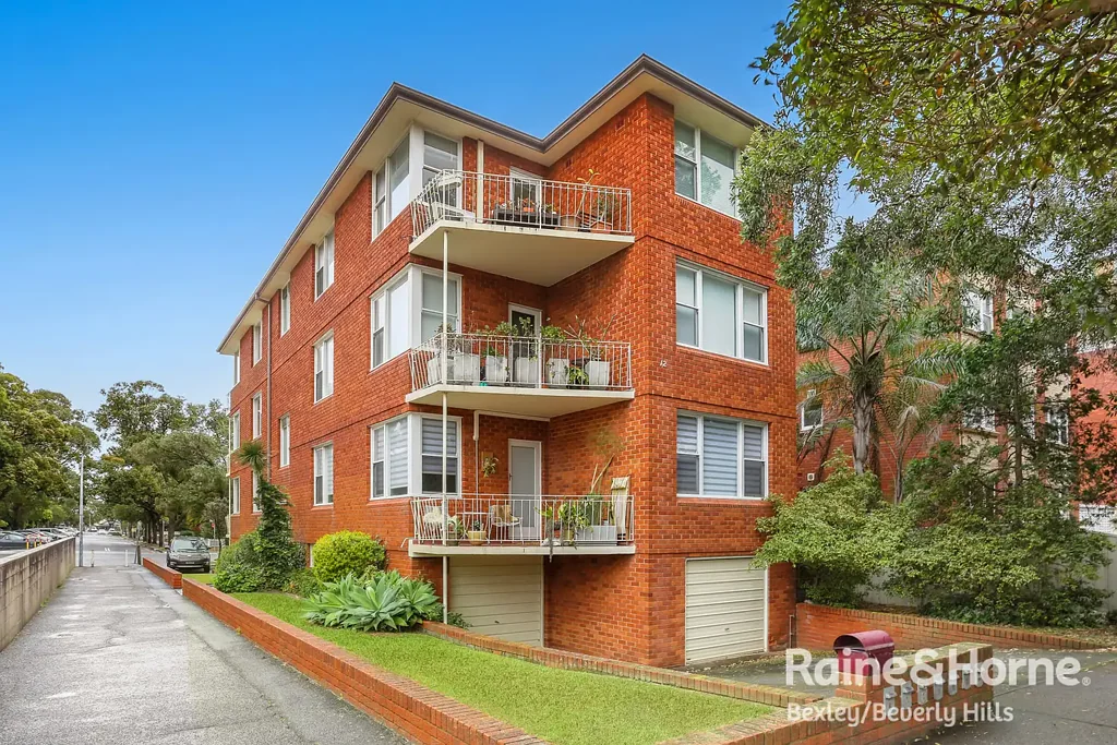 Beachside living, Footsteps to the beach and cafes