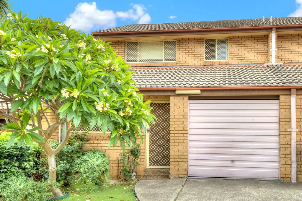 3 Bedrooms & Walk to Westfield's Shopping