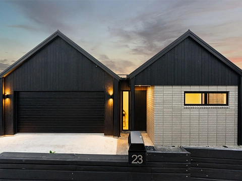 Huapai 4房 全天候阳光住宅！学区房+海滩，咖啡酒庄生活触手可及！ Sharp Lines, Soft Light, Smart Living