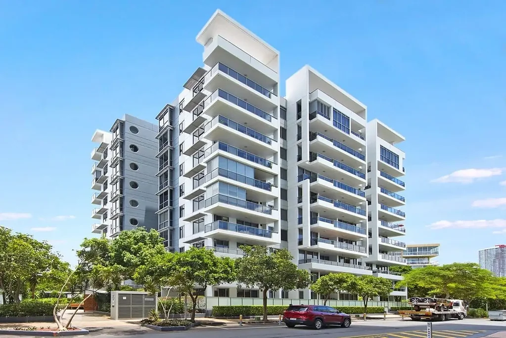 Spacious FURNISHED 2bedroom Modern Apartment Heart of Southport
