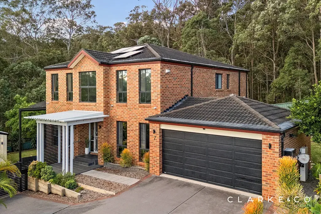 Cameron Park 5Moenga LUXURIOUS FAMILY LIVING ACROSS TWO IMPRESSIVE LEVELS!