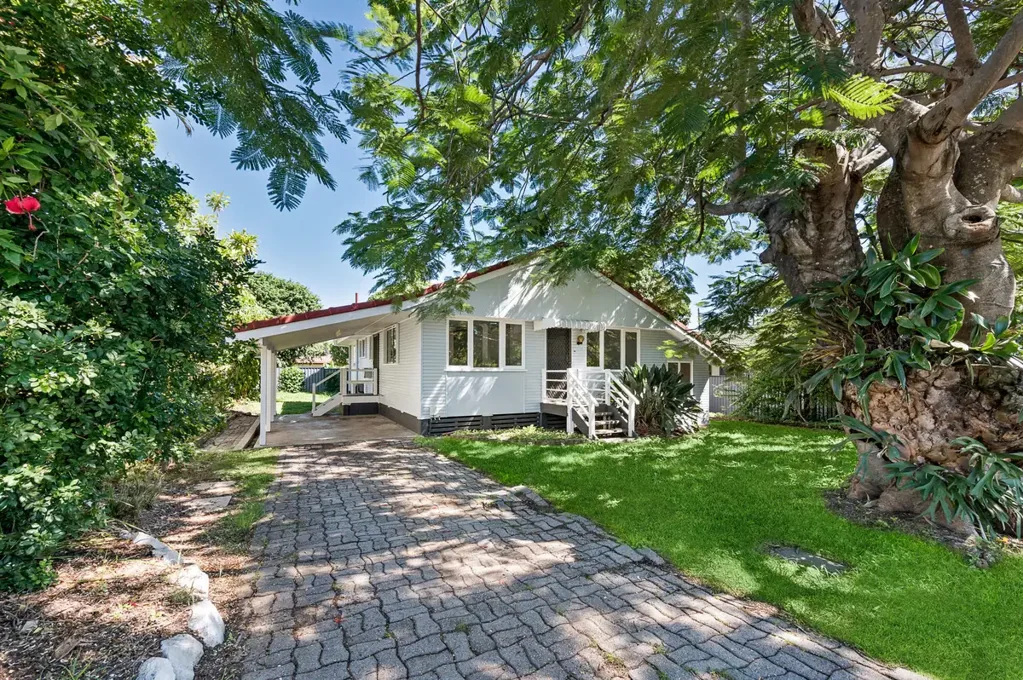 CHARMING HOME IN PRIME LOCATION!