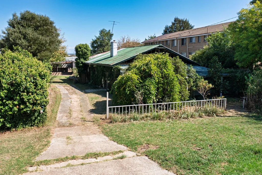 Oaks Estate 3 Bedroom Unique 1,012sqm block in prime location