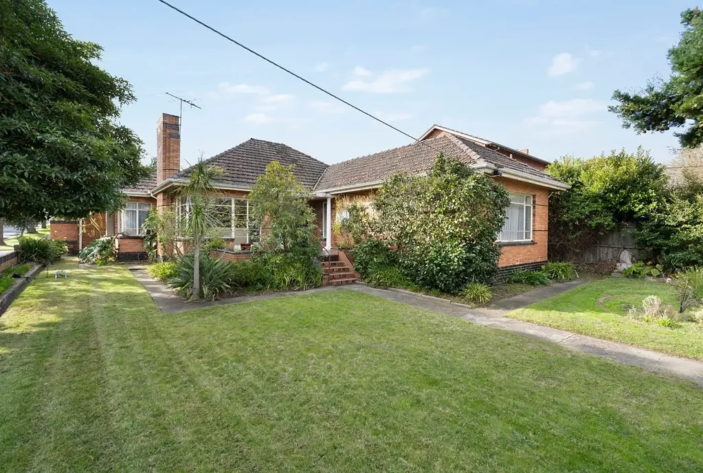 *UNDER APPLICATION* Updated, Nice, Bright and Central