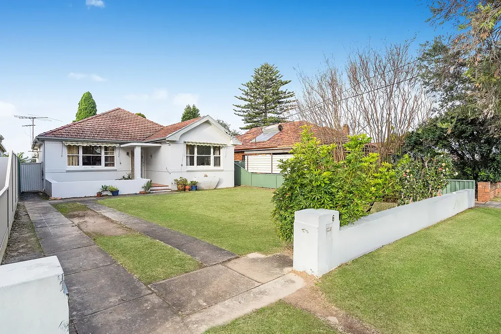 Beverly Hills 4chambre Double brick family home overflowing with potential