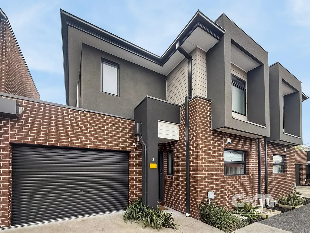 Modern Townhouse Living with North-Facing Garden