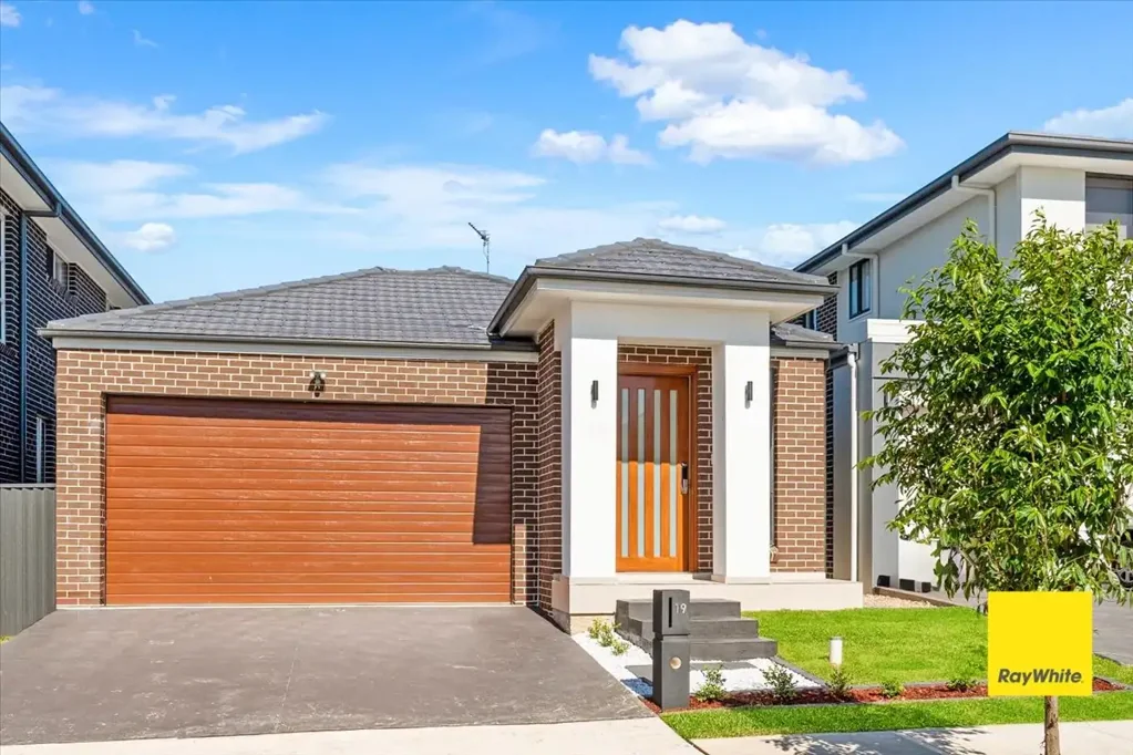 A near new well-designed spacious house ready to move in.
