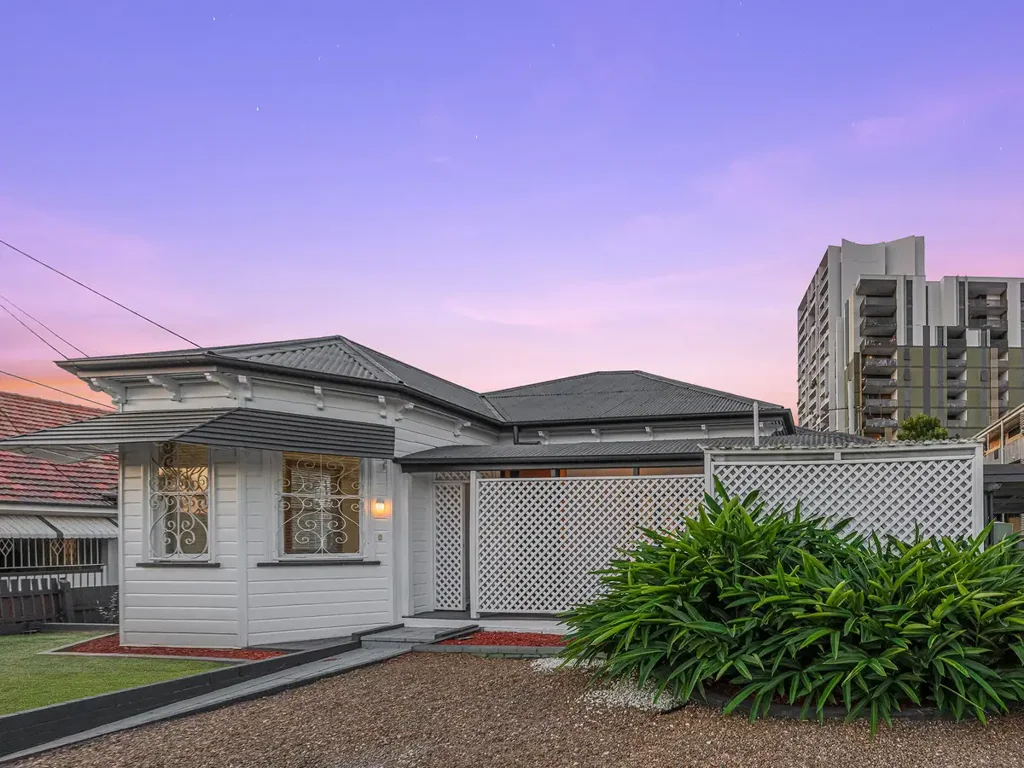 West End 4 Bedroom Family Retreat with Pool on 754 m² in the Heart of West End