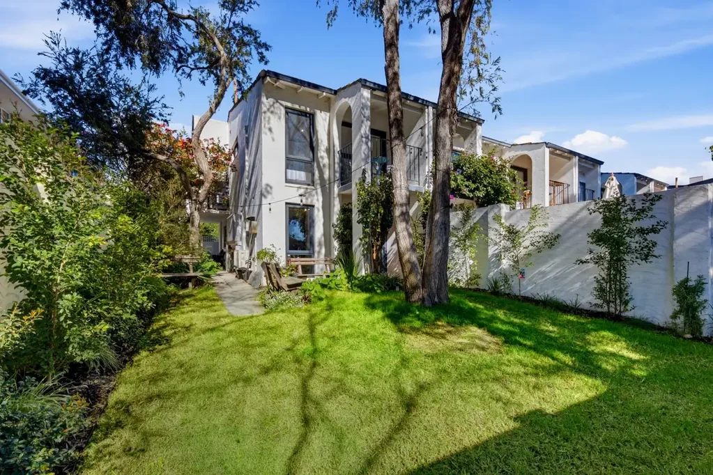 Mosman Park 3ห้องนอน Mediterranean Living with a North Facing Front yard