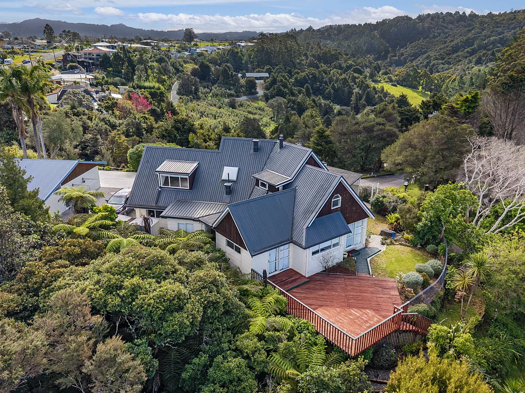Onerahi 3房  Family home - with water & bush views