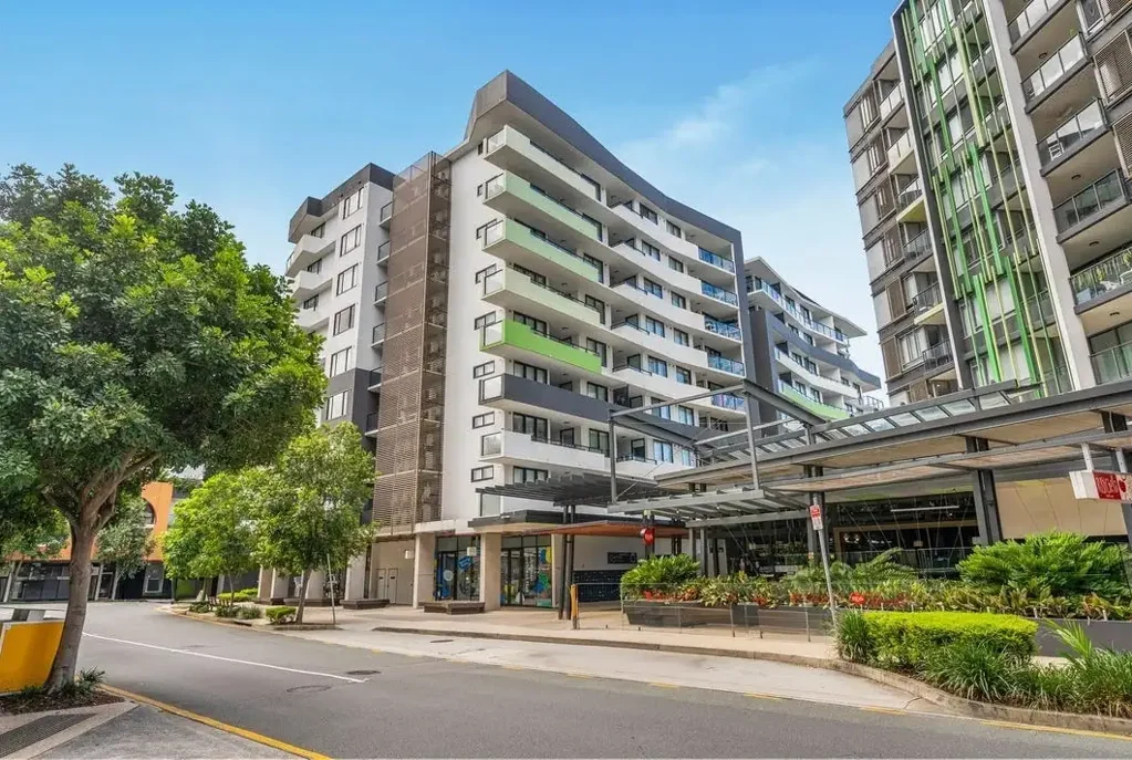 Nundah 2房 Circa Three现代公寓 高耸东向阳台 俯瞰Oxenham Park 全屋空调 智能厨房 安全地下车位 公共泳池烧烤 Eastern Aspect, Village Convenience & Effortless Apartment Living