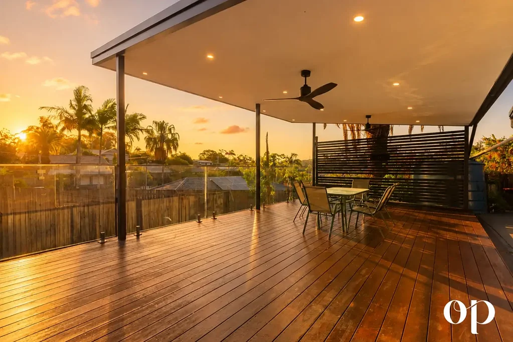 Ashmore 4ਬੈੱਡਰੂਮ Three Levels of Luxury with Grand Entertaining, Sunset Views and Two Master Suites