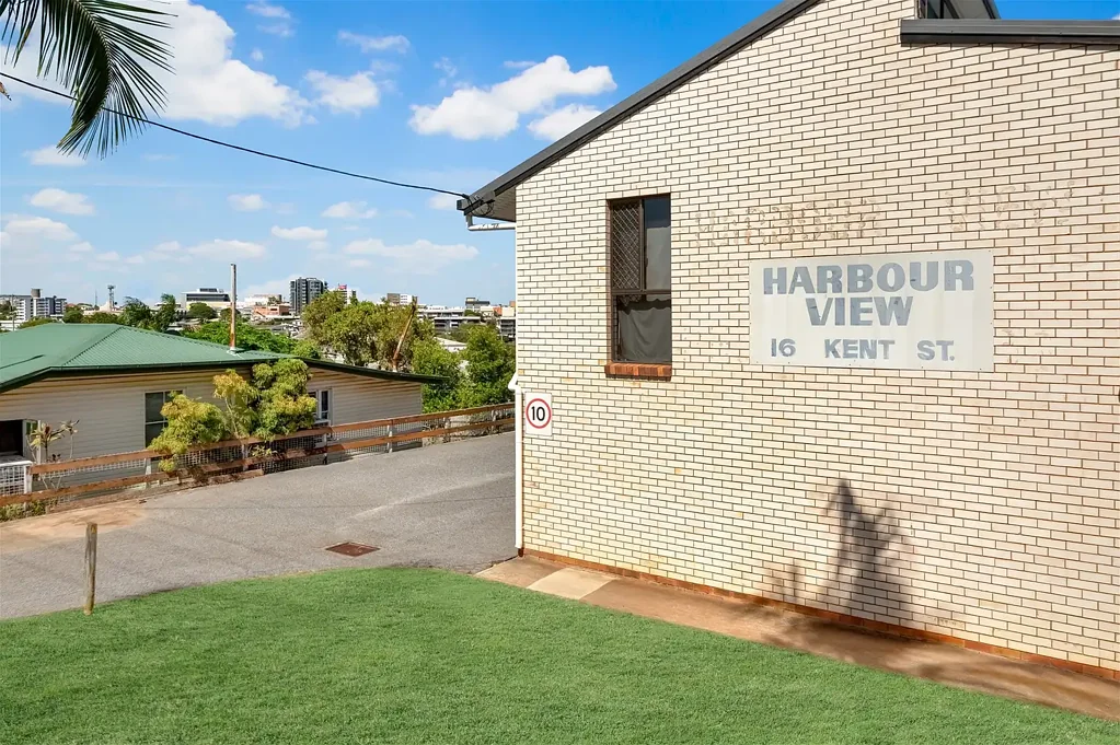 West Gladstone 2部屋 Low-Maintenance Living with Elevated Appeal