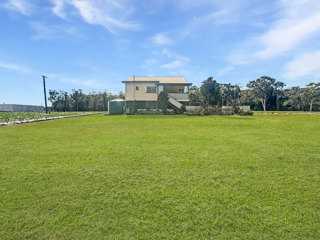 Charming Queenslander on a Strawberry Farm - Peaceful Rural Living Just Minutes from Town