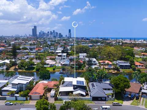 Mermaid Waters 4 Bedroom Stylish North-Facing Waterfront Home