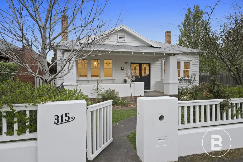 Ballarat Central 4房  Character, Space and Style - Beautifully Extended Californian Bungalow in Central Ballarat