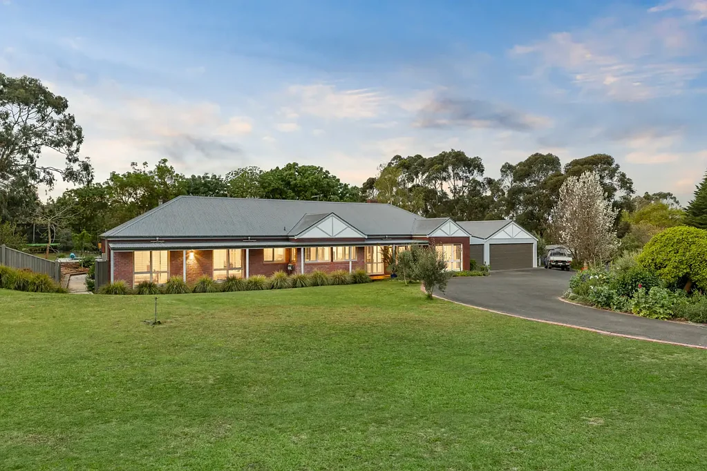Tyabb 4कमरा Private Acreage Living with Exceptional Family Appeal
